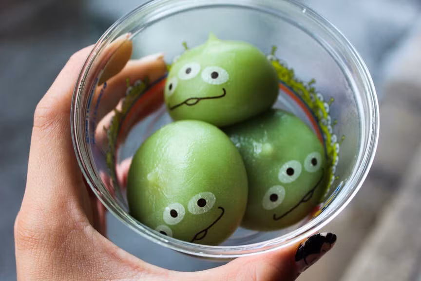 Một món ăn đậm chất Nhật Bản đó là bánh mochi cũng là món ăn được yêu thích ở công viên Disney.