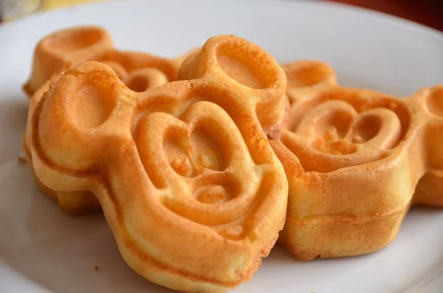 Và cuối cùng là bánh quế hình chuột Mickey. Nguồn ảnh: Therichest