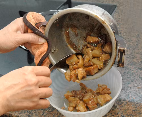 Nếu ăn thức ăn bị nhiễm nhôm vào cơ thể trong thời gian dài có thể gây ra các rối loạn như bệnh Parkinson, bệnh Alzheimer và các chứng rối loạn não nghiêm trọng khác.