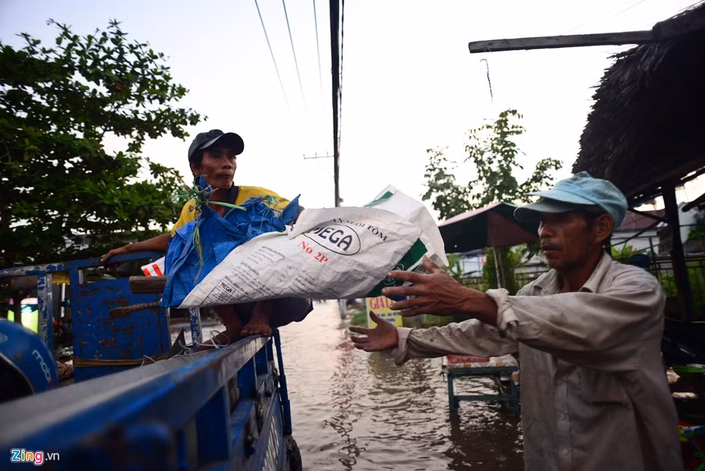 Ông Nguyễn Văn Bé chở thuê cho một gia đình trên đường Nguyễn Văn Lương cho biết rất sợ chạy xe qua khu vực này vì nếu xe chết máy không biết phải đẩy thế nào.