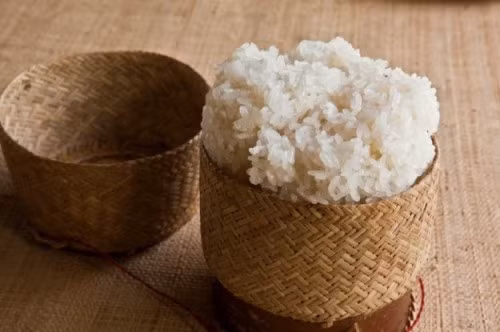 Kiêng ăn đồ nếp khi bị thủy đậu cũng không đúng. Đồ nếp chỉ nên kiêng khi bạn bị những bệnh thận gan hoặc tiểu đường, bạn bị viêm nhiễm có cắt xẻ phẫu thuật chữa bệnh. Gạo nếp không ảnh hưởng đến mụn thủy đậu.