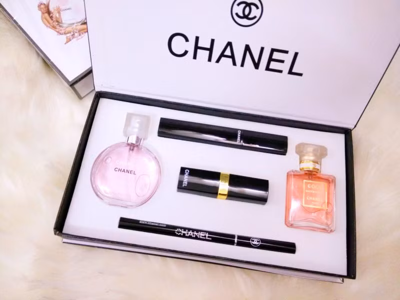 Tặng mỹ phẩm trang điểm cũng sẽ giúp bạn ghi điểm ngay lập tức. Bất cứ một cô gái nào cũng yêu thích son môi hoặc một bộ trang điểm tuyệt đẹp. Với món quà này chắc chắn bạn sẽ làm nàng bất ngờ.
