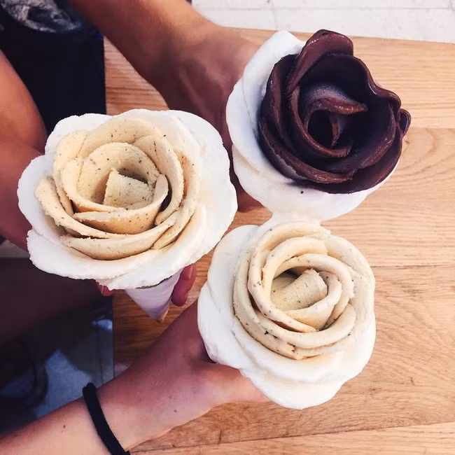 Tạo hình một chiếc kem socola hoa hồng cực hot năm nay để tặng nàng trong ngày Valentine là một sáng tạo thông minh gợi ý cho bạn.