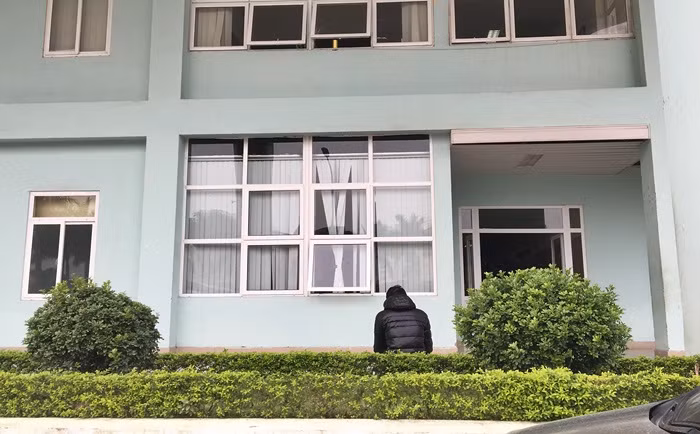 Trước một khu khám bệnh cũng không thiếu bóng cây xanh. Trong hình, một bệnh nhân đang ngồi chờ trước một bồn cây được chăm sóc cẩn thận.