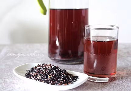 Bạn có thể thực hiện bằng cách rang gạo lứt sau đó cho vào nồi đun lấy nước uống hàng ngày.