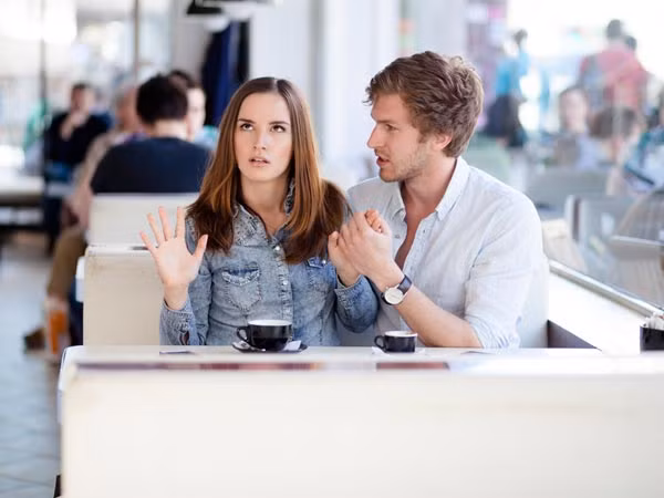 Việc làm thông minh nhất của các anh chồng lúc này không phải là cố gắng tranh luận ép vợ phải đồng tình với mình.