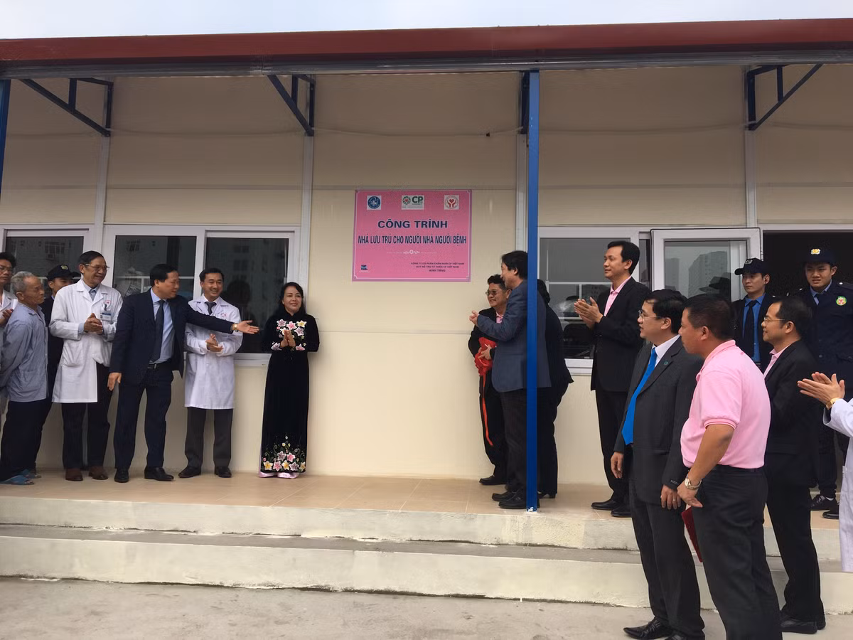 Chính Bộ trưởng Bộ Y tế Nguyễn Thị Kim Tiến cùng lãnh đạo Bệnh viện K và nhà tài trợ đã cắt băng khai trương toàn nhà.