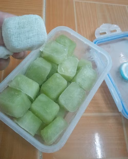 Bước 3: Cho chuối đã hầm chín và máy xay và xay thật nhuyễn. Hỗn hợp chuối này tiếp tục cho vào khay đá đậy kín cho vào tủ để chuối đông lại dùng dần.