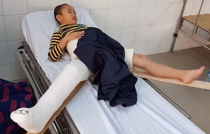 Chinh thuc dinh chi hieu truong truong Tieu hoc Nam Trung Yen