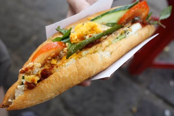 Các loại bánh mì bơ, bánh mì nước phô mai, bánh mì nhồi thịt, kẹo socola được người cung Song Tử vô cùng yêu thích. Họ cũng là người hay ăn uống lung tung thích tìm tòi nếm thử các món ăn lạ.