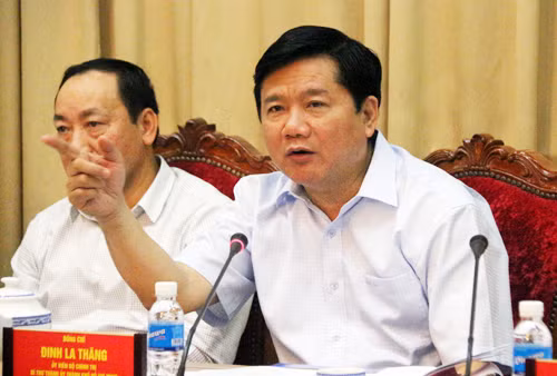Uỷ viên BCT, Bí thư Thành uỷ TP HCM Đinh La Thăng: "Chấm dứt ngay việc cho thuê lòng đường, vỉa hè để kinh doanh buôn bán, đỗ xe...”. Ảnh Hữu Công/VNE.