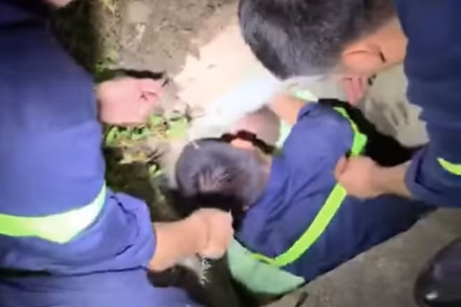  4. Bé trai 1 tuổi rơi xuống cống: Ngày 6/10, lãnh đạo UBND xã Kim Long, huyện Tam Dương, tỉnh Vĩnh Phúc, cho biết tại địa phương vừa xảy ra vụ bé trai 1 tuổi bị rơi xuống cống. Trong khi chơi đùa, bé trai 1 tuổi ngã xuống cống thoát nước gần nhà. Gia đình phải trích xuất hình ảnh từ camera giám sát mới phát hiện sự việc. Được biết, cống bê tông rất nhỏ và hẹp, lực lượng chức năng phải phá nắp cống, một cảnh sát chui xuống mới đưa được bé trai lên. 