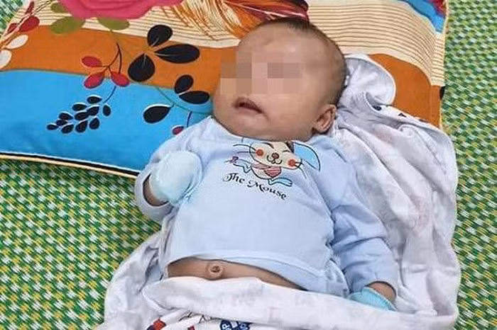  3. Phát hiện bé trai khoảng 3 tháng tuổi bị rơi ở nhà văn hóa: Ngày 9/10, UBND thị trấn Vân Du, huyện Thạch Thành, tỉnh Thanh Hóa cho biết, trên địa bàn vừa phát hiện một bé trai khoảng 2-3 tháng tuổi bị bỏ rơi trước sân nhà văn hóa thôn Yên Lão. Qua thăm khám, sức khỏe cháu bình thường. Sau 15 ngày nếu không có người đến nhận cháu bé, xã sẽ giải quyết theo quy định của pháp luật.