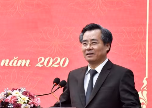  Ông Nguyễn Quang Dương, sinh năm 1962, quê Hà Nội. Tháng 7/2020, Bộ Chính Trị điều động, phân công ông Dương giữ chức Phó Trưởng Ban Tổ chức Trung ương. Ông Dương là Ủy viên Trung ương Đảng, nguyên Bí thư Tỉnh ủy Bạc Liêu nhiệm kỳ 2015-2020. 