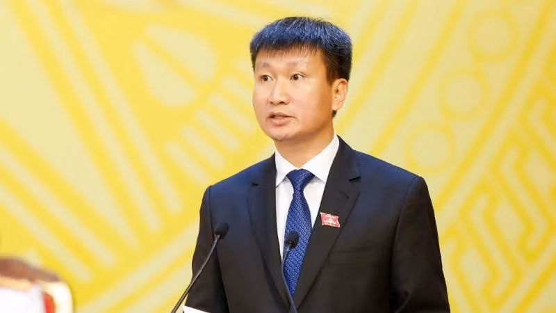 Ông Trần Huy Tuấn sinh ngày 28/8/1974; quê quán ở xã Hoàng Thắng, huyện Văn Yên, tỉnh Yên Bái. Ông là người dân tộc Tày; có trình độ: Kỹ sư thủy lợi, cử nhân kinh tế chính trị; thạc sỹ chuyên ngành kinh tế tài nguyên thiên nhiên và môi trường. Ông là Ủy viên Ban Thường vụ Tỉnh ủy khóa XVIII, Trưởng Ban Tổ chức Tỉnh ủy, Phó Bí thư Tỉnh ủy khóa XIX, nhiệm kỳ 2020 - 2025.