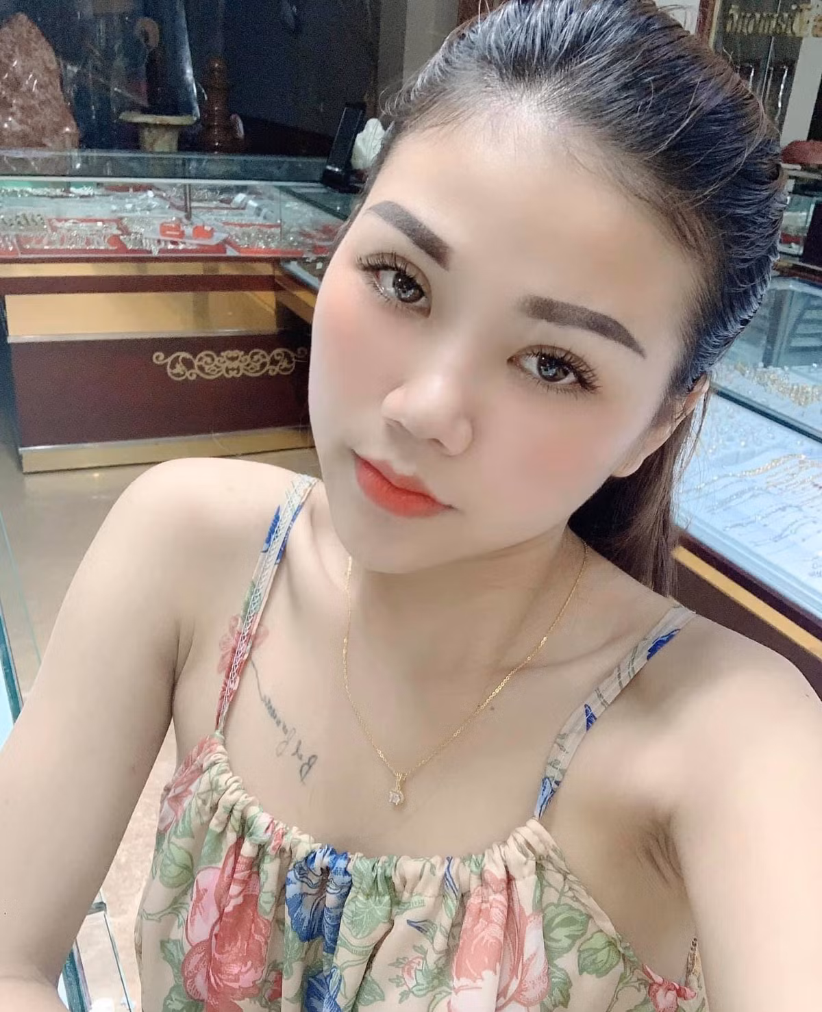 Ngày 3/10/2020 sau khi đi ăn nhậu và thỏa thuận với khách, Lan đã điều đã điều Nguyễn Thị Thu H, SN 2000, trú tại huyện Hưng Hà, tỉnh Thái Bình; Ngô Thị H, SN 1997, và Nguyễn Thị L, SN 1999, trú tại thị xã Đông Triều, tỉnh Quảng Ninh cùng mình bán dâm cho khách tại địa chỉ trên. 