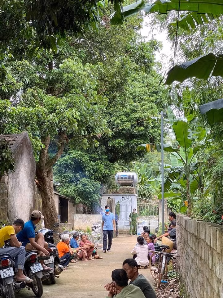 Nhận được tin, Công an huyện Hà Trung, cơ quan CSĐT và các phòng nghiệp vụ chức năng Công an tỉnh Thanh Hóa có mặt, khám nghiệm hiện trường, khám nghiệm tử thi, điều tra nguyên nhân.