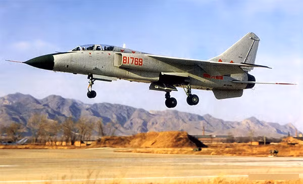 JH-7 (biệt danh Phi Báo) là máy bay cường kích trên biển được sử dụng trong lực lượng không quân và hải quân Trung Quốc. Nó mang được nhiều loại bom, bao gồm cả loại dẫn đường bằng laser và bằng vệ tinh.