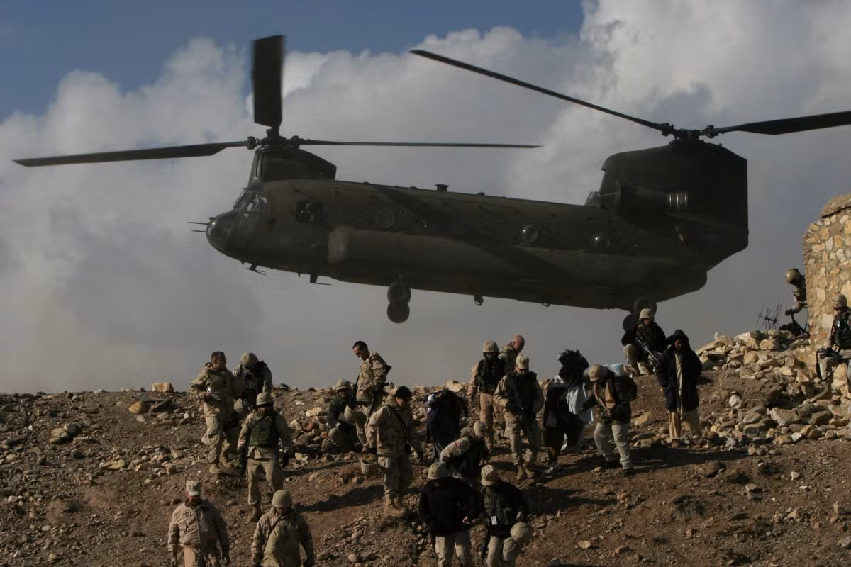 Kể từ đầu cuộc chiến cho tới nay Mỹ và đồng minh đã mất hơn 3 ngàn quân ở Afghanistan, trong đó Mỹ chiếm khoảng hơn 2.800 binh sĩ, đó là chưa kể tới hơn 20.000 binh lính Afghanistan thiệt mạng trong 16 năm cuộc chiến chống khủng bố do Mỹ dựng lên. Hình ảnh trực thăng CH-47 hỗ trợ Quân đội Mỹ trong cuộc hành quân chống du kích, tìm diệt phiến quân Taliban. Nguồn ảnh: BI.