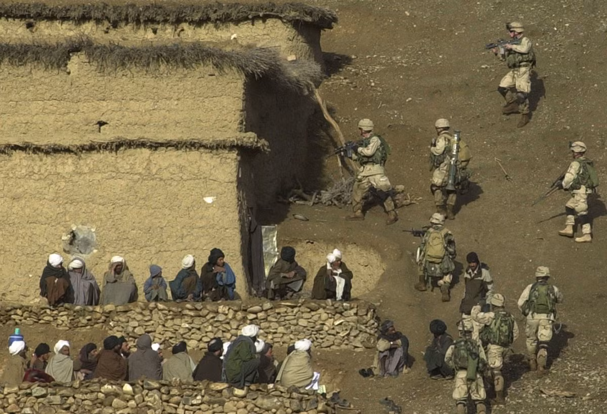 Điểm khó khăn nhất trong cuộc chiến mà Mỹ phải đối mặt ở Afghanistan chính là việc al-Qaeda hay Taliban luôn hoạt động ngay trong các khu vực đông dân cư, khi họ luôn lẫn trốn trong ngàn dân thường. Rất khó để có thể phân biệt đâu là khủng bố, đâu là dân thường, chính vì lý do này trong suốt cuộc chiến Afghanistan đã có hàng ngàn trường hợp Quân đội Mỹ tấn công nhầm thường dân vô tội. Nguồn ảnh: BI.