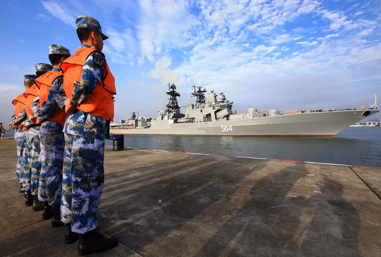 Sau khi "đóng cửa" vùng biển rộng tới 40.000 km vuông ở Biển Hoa Đông chỉ để tập trận, Bắc Kinh đang gửi một thông điệp rõ ràng tới Washington rằng họ sẽ không lùi bước trước bắt kỳ tình huống nào. Và rằng vấn đề Triều Tiên không phải là cái Mỹ có thể đem mặc cả với Trung Quốc. Nguồn ảnh: Seattle.