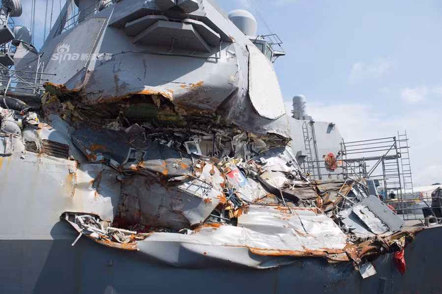 Với cú va chạm trực tiếp trên một phần cấu trúc thượng tầng bên phải của USS Fitzgerald gần như biến dạng hoàn toàn, khiến con tàu này nghiên hoàn toàn về phía phải. Nguồn ảnh: NPR.