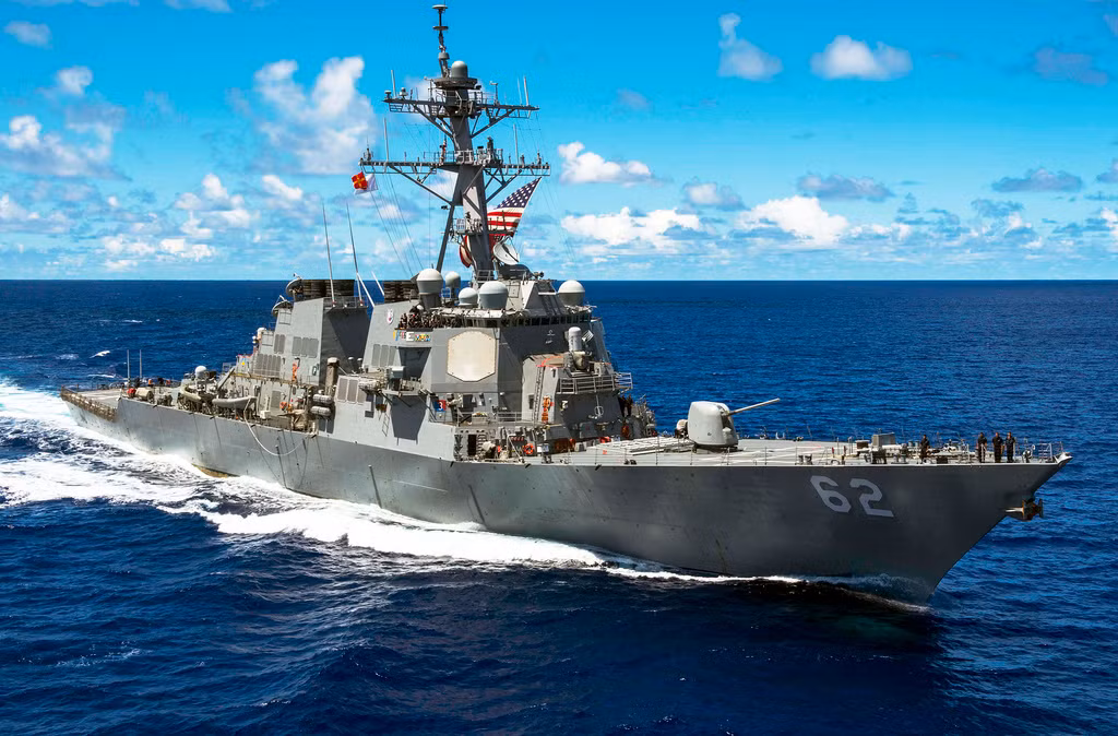 USS Fitzgerald là khu trục hạm lớp Arleigh của Hải quân Mỹ. Con tàu này được hạ thủy vào năm 1994 và chính thức được gia nhập biên chế Hải quân Mỹ từ năm 1995. Tính đến khi bị tai nạn vào năm 2017, khu trục hạm này đã phục vụ Hải quân Mỹ được 22 năm. Nguồn ảnh: USnavy.