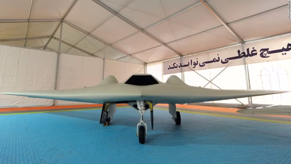 Phía Iran sau đó đã dựa vào thiết kế của chiếc RQ-170 này để tự sản xuất ra loại máy bay không người lái của riêng mình dựa trên thiết kế của RQ-170. Điều đáng nói đó là khác với phiên bản RQ-170 của Mỹ, phiên bản hàng "copy" của Iran có khả năng mang theo tới 4 tên lửa. Nguồn ảnh: CNN.