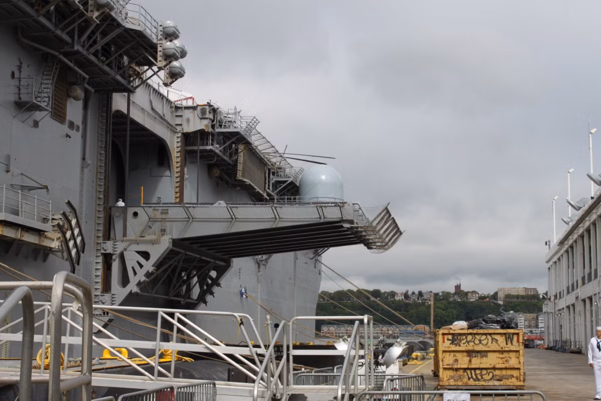 Con tàu này có thể mang theo tối đa tới 22 máy bay V-22 Osprey, 6 máy bay chiến đấu AV-8B và 6 trực thăng SH-60F, với kho máy bay trên nó chẳng khác gì một tàu sân bay thực thụ. Trong ảnh: Khoang nâng máy bay từ hầm chứa lên đường băng trên tàu. Nguồn ảnh: Business Insider.