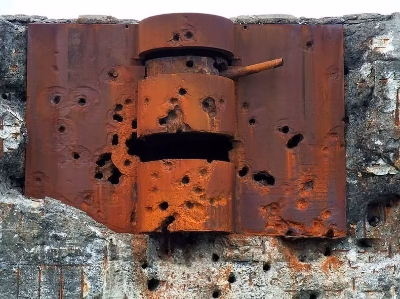 Những lỗ đạn chi chít, bằng chứng của những cuộc chiến ác liệt trên pháo đài Fort Drum . Nó được bảo vệ bởi lớp bê tông dày tới 10.9 mét và thép dày gần 400 mm, pháo đài này gần như "bất khả xâm phạm" với bất cứ loại vũ khí nào của thời bấy giờ. Nguồn ảnh: Amusing.