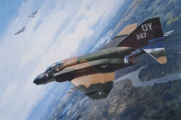 Được xếp vào loại máy bay đánh chặn, tiêm kích-bom, F-4 Phantom được sản xuất hàng loạt từ năm 1960 nhưng lại bị rơi rụng hơn... 400 chiếc tại Việt Nam chỉ trong khoảng thời gian ngắn. Chiến đấu cơ này có tốc độ bay tối đa lên tới Mach 2,2 tương đương với 2370 km/h, trần bay 18.000 mét và có tầm bay tối đa khoảng 2700 km. Nguồn ảnh: Aviation.