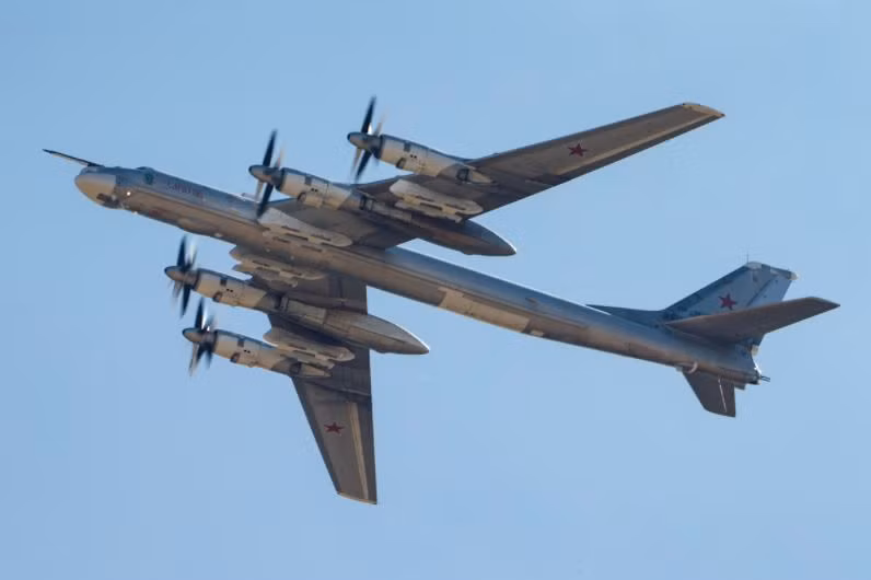 Siêu máy bay ném bom Tu-95 huyền thoại một thời của Không quân Liên Xô cũng tham gia cuộc trình diễn này. Nguồn ảnh: Rusmil.