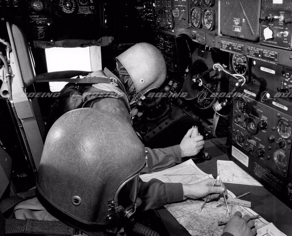 "Bỗng dưng thất nghiệp", hơn 100 chiếc B-52 này được Không quân Mỹ luân chuyển tới các sân bay quân sự khác trên khắp thế giới dù sau khi "rụng như sung" ở Việt Nam, pháo đài bay B-52 của Mỹ đã mất hết tính chiến lược của mình. Ảnh: Dẫn đường và hoa tiêu trên máy bay B-52 Mỹ. Nguồn ảnh: Boeing.
