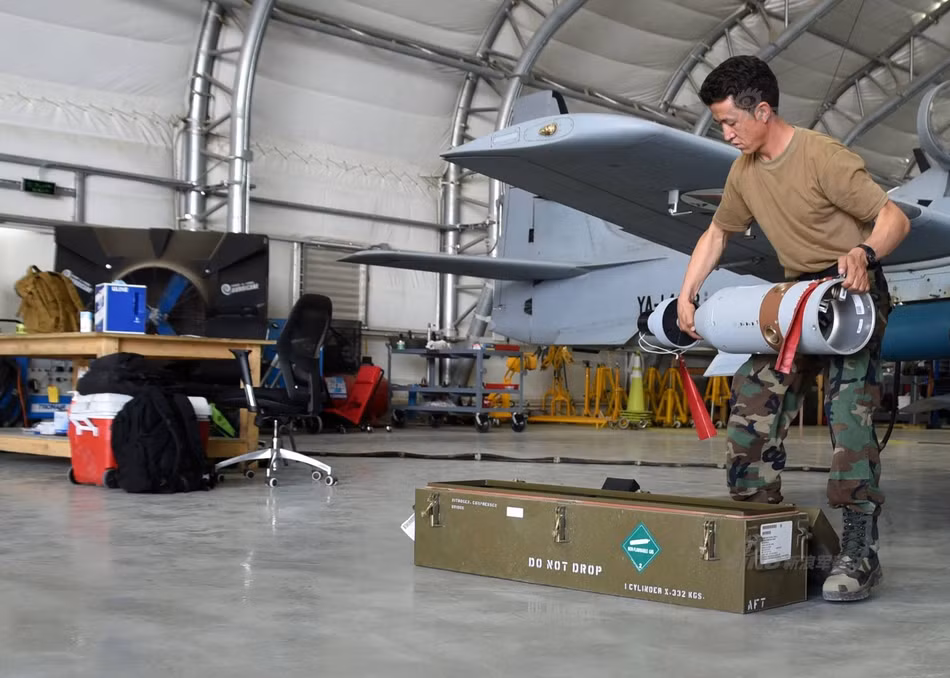 Mẫu tiêm kích hạng nhẹ này có tên đầy đủ là EMB 314/A-29 Super Tucano, được thiết kế bởi Brazil. Kể từ khi đưa vào sản xuất từ năm 2003 tới nay, tổng cộng đã có khoảng trên 200 chiếc chiến đấu cơ A-29 được ra đời, phục vụ trong lực lượng không quân 11 nước trên khắp thế giới. Nguồn ảnh: Sina.