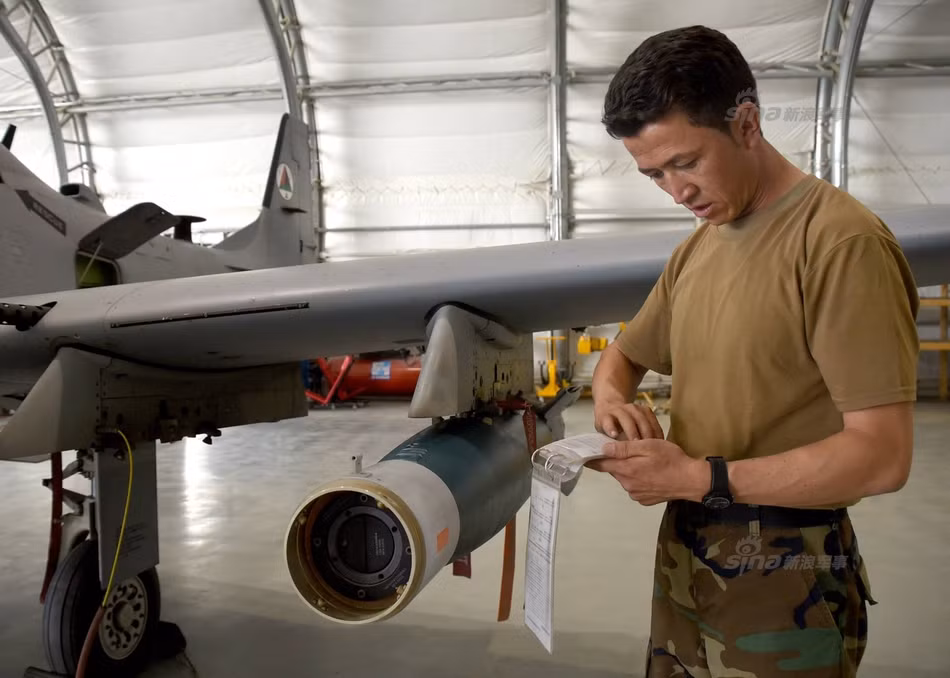 A-29 Super Tocano có phi hành đoàn đầy đủ bao gồm 2 người với một phi công và một dẫn đường, nếu được sử dụng để làm máy bay huấn luyện thì sẽ có 1 ghế của huấn luyện viên và một ghế của học viên bay. Nguồn ảnh: Sina.