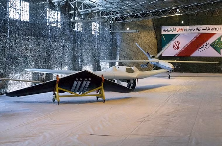 Được biết ngoài Sadegh-1, Iran còn sở hữu một số mẫu UAV tấn công nội địa khác có khả năng tác chiến tầm xa, nổi bật nhất trong số đó là hai mẫu UAV Saeqeh và Simorgh có thiết kế khá giống các mẫu UAV phương Tây. Tất cả chúng đều được trang bị các loại tên lửa tấn công đối không và cả đối đất. Nguồn ảnh: Drone Zine.