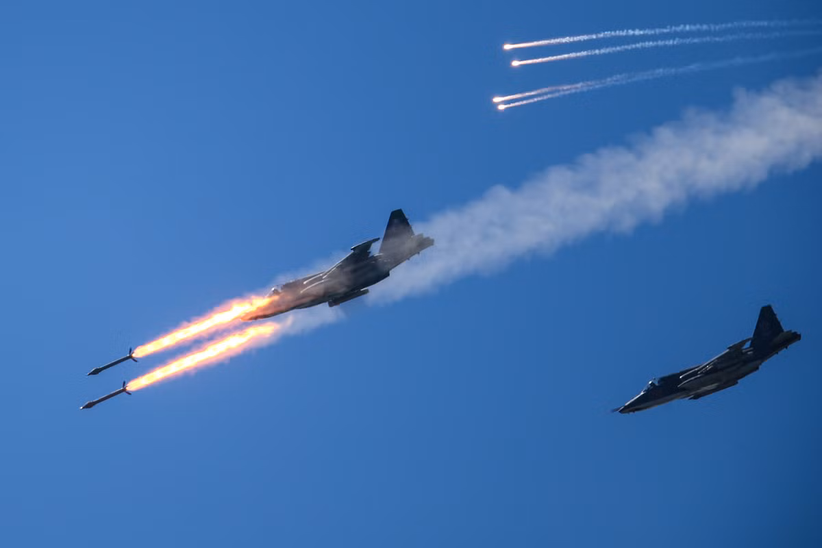 Cường kích Su-25 của đại diện Không quân Nga trong màn trình diễn tấn công mặt đất cùng các loại pháo phản lực phóng loạt. Nguồn ảnh: Defense.