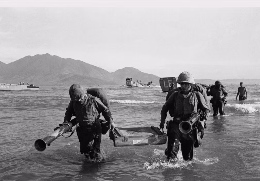 Ngày 8/3/1965, những binh lính đầu tiên thuộc lực lượng Viễn chinh Thủy quân Lục chiến số 9 của Hải quân Mỹ đã đặt chân lên bãi biển Đà Nẵng, bắt đầu một cuộc chiến tranh trên bộ của Mỹ ở Việt Nam. Nguồn ảnh: NBC.