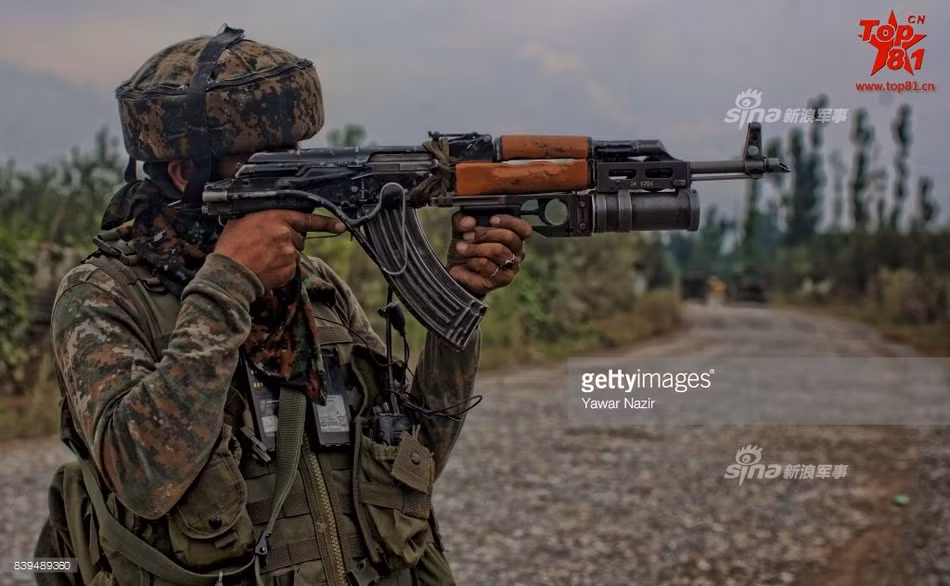 Chính vì lý do này Ấn Độ triển khai khá nhiều đơn vị đặc nhiệm ở Kashmir chẳng kém gì khu vực biên giới tranh chấp Trung - Ấn ở gần đó. Và khi ở thế lưỡng đầu thọ địch Ấn Độ buộc phải triển khai các đơn vị đặc nhiệm tốt nhất của mình ở khu vực biên giới phía bắc nước này. Trong ảnh là một lính đặc nhiệm Ấn Độ diễn tập trác chiến ở thành phố Pulwama, thuộc Kashmir. Nguồn ảnh: Gettyimg.