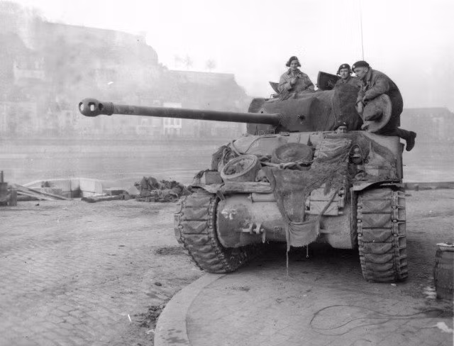 Trên đất liền, xe tăng M4 Sherman cũng được coi là mẫu xe tăng thành công nhất của Đồng Minh ở Mặt trận phía Tây, còn ở phía Đông là T-34 của Liên Xô. M4 có sức mạnh hỏa lực chỉ ở mức tương đối, nhưng có khả năng cơ động nhanh và dễ sửa chữa hơn các dòng xe tăng của Đức cùng thời. Thậm chí trong một số giai đoạn Liên Xô cũng sử dụng M4 viện trợ từ Mỹ. Nguồn ảnh: Warhistory.