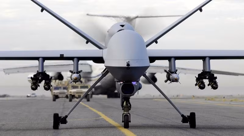 MQ-9 REAPER còn gọi là Predator B, có lẽ là máy bay không người lái của Mỹ. MQ-9 sử dụng một động cơ cánh quạt có công suất gấp 9 lần động cơ piston thông thường. Nó có thể thả bom dẫn đường bằng laser, bắn tên lửa Hellfire tới mục tiêu mặt đất hay tới đây sẽ triển khai tên lửa không đối không. MQ-9 có khả năng bay liên tục 36 giờ, ở độ cao 16.000m và tải trọng 1360 kg.