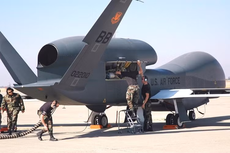 NORTHROP GRUMMAN RQ-4 GLOBAL HAWK hiện đang được điều hành bởi Không quân và Hải quân Mỹ. RQ-4 có thể bay vòng quanh khu vực rộng lớn trong thời gian dài và có thể khảo sát ít nhất 100,000 km2 địa hình trong một ngày. Khả năng trinh sát tối tân cho phép nó sử dụng vũ khí một cách chính xác và có thể bảo vệ cho lực lượng dưới đất tốt hơn