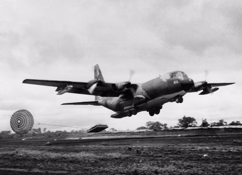 Máy bay vận tải quân sự chiến thuật Lockheed C-130 Hercules thả hàng viện trợ xuống cho quân Mỹ đóng tại Khe Sanh năm 1968. Nguồn ảnh: USAF.