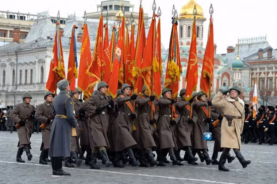 Quân kỳ, Quân hiệu của các đơn vị anh hùng trong cuộc chiến đấu bảo vệ Moscow cũng được tung bay trước gió một lần nữa sau hàng chục năm. Nguồn ảnh: Daily.