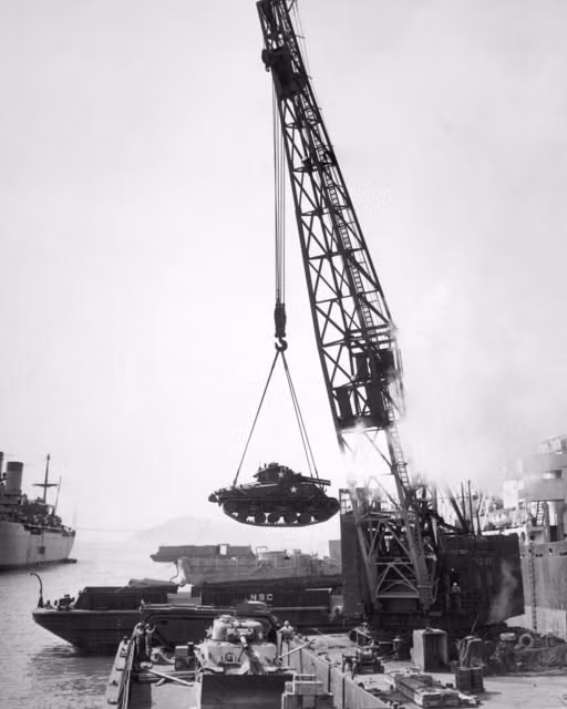Xe tăng M-4 Sherman của Mỹ được đưa lên cảng Busan. Trong những ngày đầu tiên của cuộc chiến, hàng triệu tấn hàng các loại đã được bốc lên cảng Busan và tiến thẳng ra mặt trận. Nguồn ảnh: Warhistory.