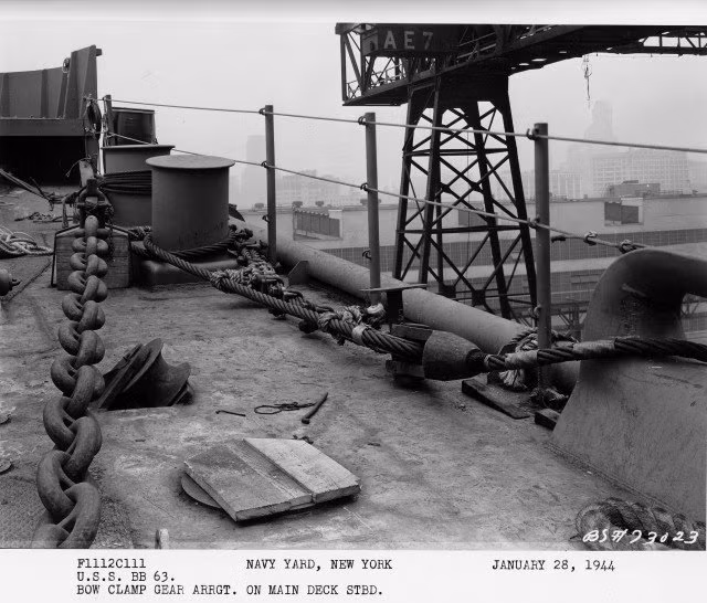 Trong chiến tranh Triều Tiên, USS Missouri thực hiện nhiệm vụ hộ tống tàu sân bay và bắn phá dọc bờ biển phía đông Bán đảo Triều Tiên. Nguồn ảnh: War History Online.