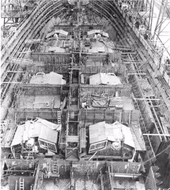 USS Missouri có độ giãn nước tối đa 58.000 tấn, chiều dài lên tới 271 mét, lườn ngang 32,9 mét và có mớm nước tới 11 mét. Sử dụng động cơ cung cấp 212.000 mã lực, chiếc thiết giáp hạm này có khả năng di chuyển với tốc độ tối đa khoảng 57 km/h. Nguồn ảnh: War History Online.
