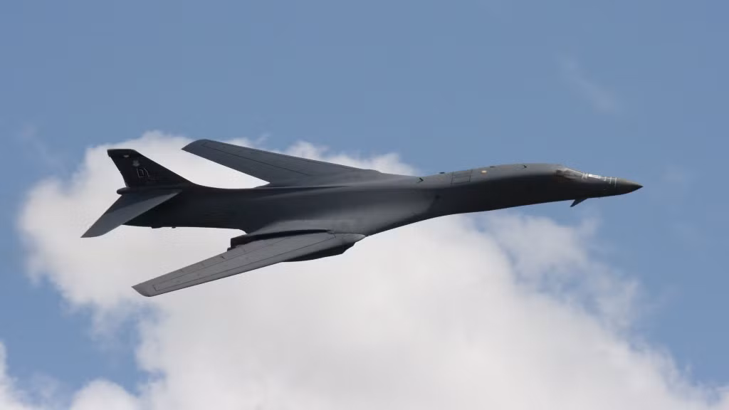 Có thể nói, B-1 Lancer của Mỹ là một chiếc máy bay cánh cụp cánh xòe tai tiếng bậc nhất thế giới khi nó liên tục vấp phải những lỗi nghiêm trọng trong quá trình sử dụng. Tuy nhiên, khi mà B-2 Spirit của Mỹ còn đang gặp phải... nhiều lỗi hơn thì B-1 Lancer vẫn là sự lựa chọn số một của Không quân Mỹ trong những màn răn đe mang tính chiến lược. Nguồn ảnh: Aces.