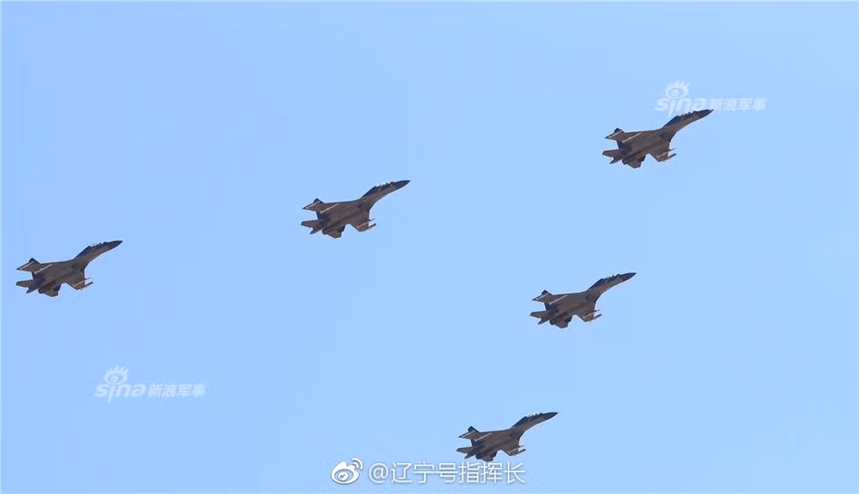 Đội hình tiêm kích J-11 tham gia duyệt binh. J-11 dòng tiêm kích chủ lực của Không quân Trung Quốc và là phiên bản nhái hoàn hảo của chiến đấu cơ Su-27 do Liên Xô chế tạo trước đây. Mặc dù được Trung Quốc sản xuất, tuy nhiên J-11 vẫn sử dụng động cơ Lyulka AL-31 nhập khẩu từ Nga. Nguồn ảnh: Sina.