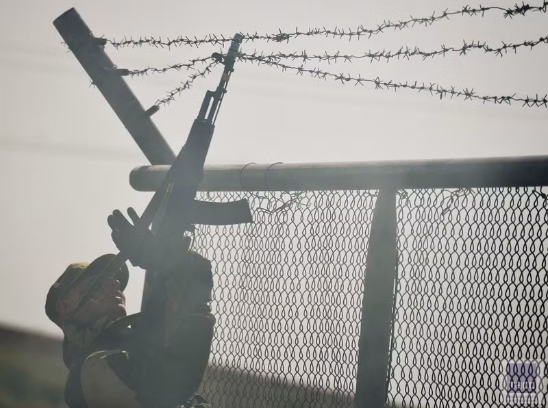 Một pha cắt rào bằng thước ngắm súng AK-74 của lính trinh sát Nga... Ảnh: TASS.